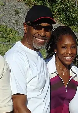 James Pickens mladší (s Dawnn Lewis) na charitativním golfovém turnaji, 2008