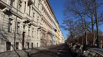 Janáčkovo nábřeží se silnicí směrem k mostu Legií