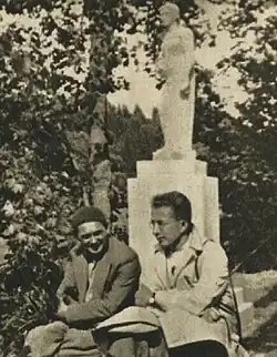 Spisovatel Jan Šnobr (vpravo) a akademický malíř Josef Hodek v podbrdských Hořehledech (1941)