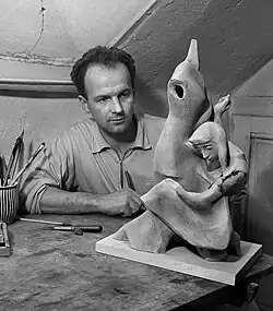 portrét Valeriána Karouška se sochou, 2011