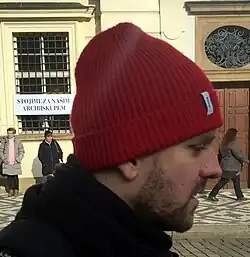 Jan Bierhanzl při organizaci protestu před Arcibiskupským palácem 14. 2. 2018