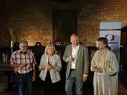 Hlavní tvůrci s hercem Matějem Hádkem v roli Jana Husa