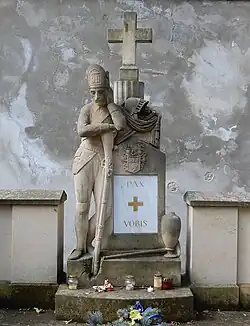 Pomník obětem válek z let 1735–1834 (uložené přenesené ostatky ze zrušeného Vojenského hřbitova v Karlíně), socha fyzilíra od Josefa Malínského[p. 1]