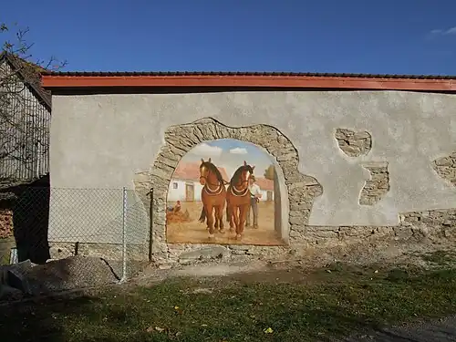 Koně ve dvoře, iluzivní malba na zazděné bráně v Lažánkách