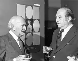 Jan Rajlich a Willy de Majo (zakladatel Mezinárodní rady organizací grafického designu ICOGRADA) na vernisáži J. R. v Loughborough 1980