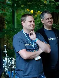 Jan Schneider jako ředitel festivalu Hudbou pro UNICEF, napravo Jiří Dienstbier, Tišnov