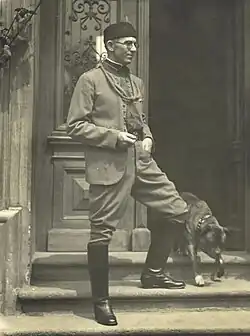 V domovním vchodu (se psem)