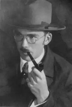 S dýmkou (v klobouku)