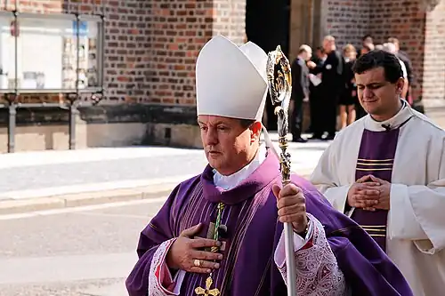 Mons. Jan Vokál na pohřbu Karla Otčenáška