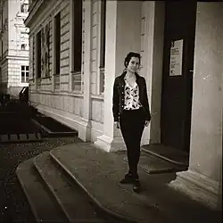 Jana Písaříková před Moravskou galerií