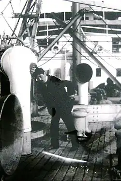 Janaki Manaki vyfotografovaný při nevolnosti kvůli mořské nemoci na lodi při cestování z Paříže do Londýna, aby si koupil filmovou kameru, 1905