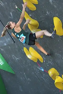 Janja Garnbret ve finálovém bouldru na SP 2017 v Mnichově