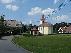 Střed Janoslavic s kaplí z roku 1868