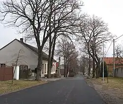 Obecní úřad (vlevo)