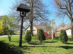 Zvonička a kříž na návsi