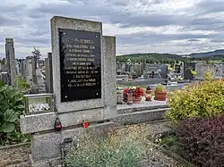 Janovice nad Úhlavou - pomník na hrobu obětí transportu smrti (3).jpg