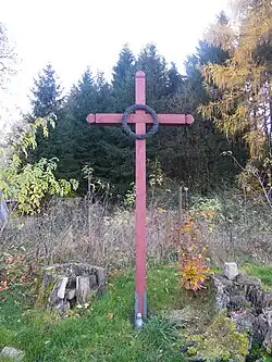 Dřevěný kříž uprostřed vsi (2015)