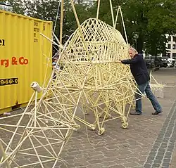 Theo Jansen se svým plážovým zvířetem