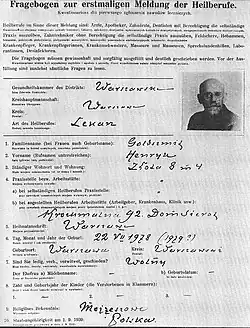 Vyplněný předtištěný německý formulář s fotografií muže