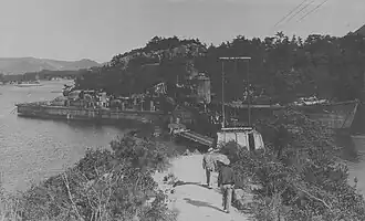 Neopravený Suzucuki v zátoce u Saseba v listopadu 1945