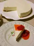 Japonský nepečený cheesecake s jahodovou omáčkou