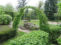 Celkový pohled na jednu z bran a bonsaj