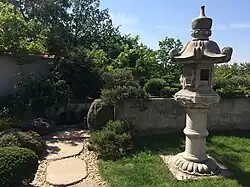 Japonská lucerna v jednom ze zákoutí zahrady