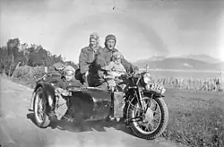 Jarle Sollund se svou rodinou, Ballangen, 1946