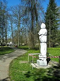 Socha, čekající na odhalení (duben 2020)