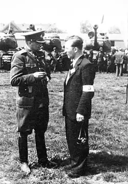 Generál Karel Kutlvašr a kpt. Jaromír Nechanský čekají po skončení povstání na přílet československé vlády na kbelském letišti
