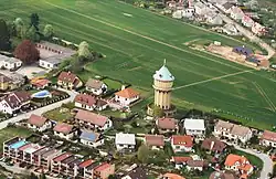 Letecký pohled na vodárenskou věž města Jaroměře