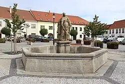 Jaroměřice nad Rokytnou, kašna na náměstí.jpg