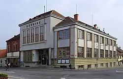 Jaroměřice nad Rokytnou - radnice a spořitelna.JPG
