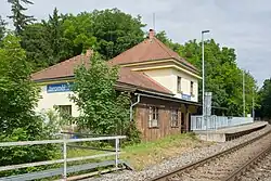 Celkový pohled na budovu a nástupiště