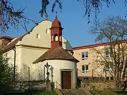 Kaple sv. Josefa. V pozadí budova školy