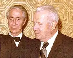 Jaroslav Němec na 9. světovém kongresu Společnosti pro vědy a umění, Cleveland 1978. Spolu s Františkem Schwarzenbergem (v pozadí), bývalým předsedou Společnosti.