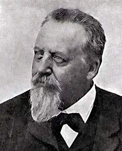 Muž s dlouhou bílou bradkou