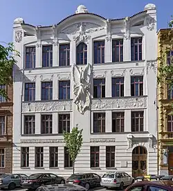 Budova Vesny se sochou Světlonoše