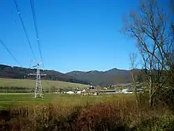 Pohled na Jasenové od železniční tratě Žilina - Rajec. V pozadí Súľovské vrchy