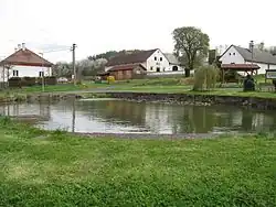 Rybník ve vesnici