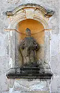 Socha ve výklenku kostela