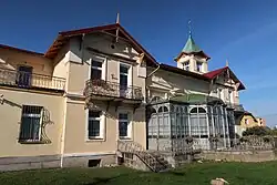 Knihovna a kino v Nádražní ulici (bývalá Latzelova vila)