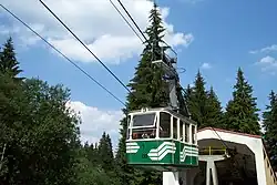 Kabina lanové dráhy opouští dolní stanici