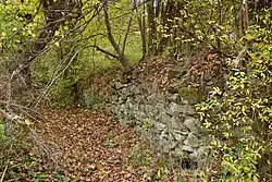 Vyzdívka příkopu okolo zaniklého hradního jádra