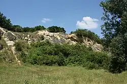 Pohled na stěny lomu