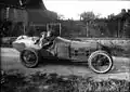 Tovární jezdec Jean Chassagne na voze Ballot 3L před Grand Prix Francie 1921; Chassagne vypadl v 17 kole z 30