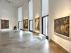 Jean Metzinger, L'Oiseau Bleu (vlevo), André Lhote, dvě díla (uprostřed), Albert Gleizes, Baigneuse (vpravo), Musée d'Art Moderne de la Ville de Paris