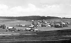 Celkový pohled na ves s kostelem