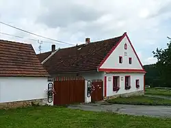 Stavení čp. 1 datované letopočtem 1911 s prvky selského baroka