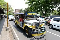 Tradiční prostředek hromadné dopravy - Jeepney